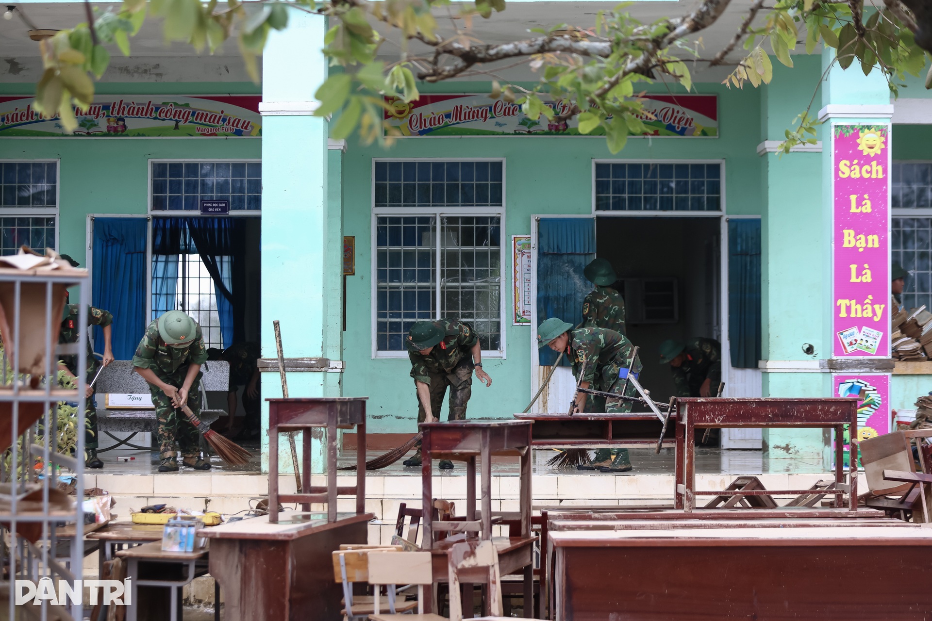 Nhà mất, người trắng tay: Những phận đời bơ vơ sau lũ ở Hòa Thịnh - 16 Nhà mất, người trắng tay: Những phận đời bơ vơ sau lũ ở Hòa Thịnh - 16