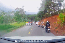 Công an mời nhóm phụ nữ nhảy nhót trước ô tô ở Đà Lạt lên làm việc