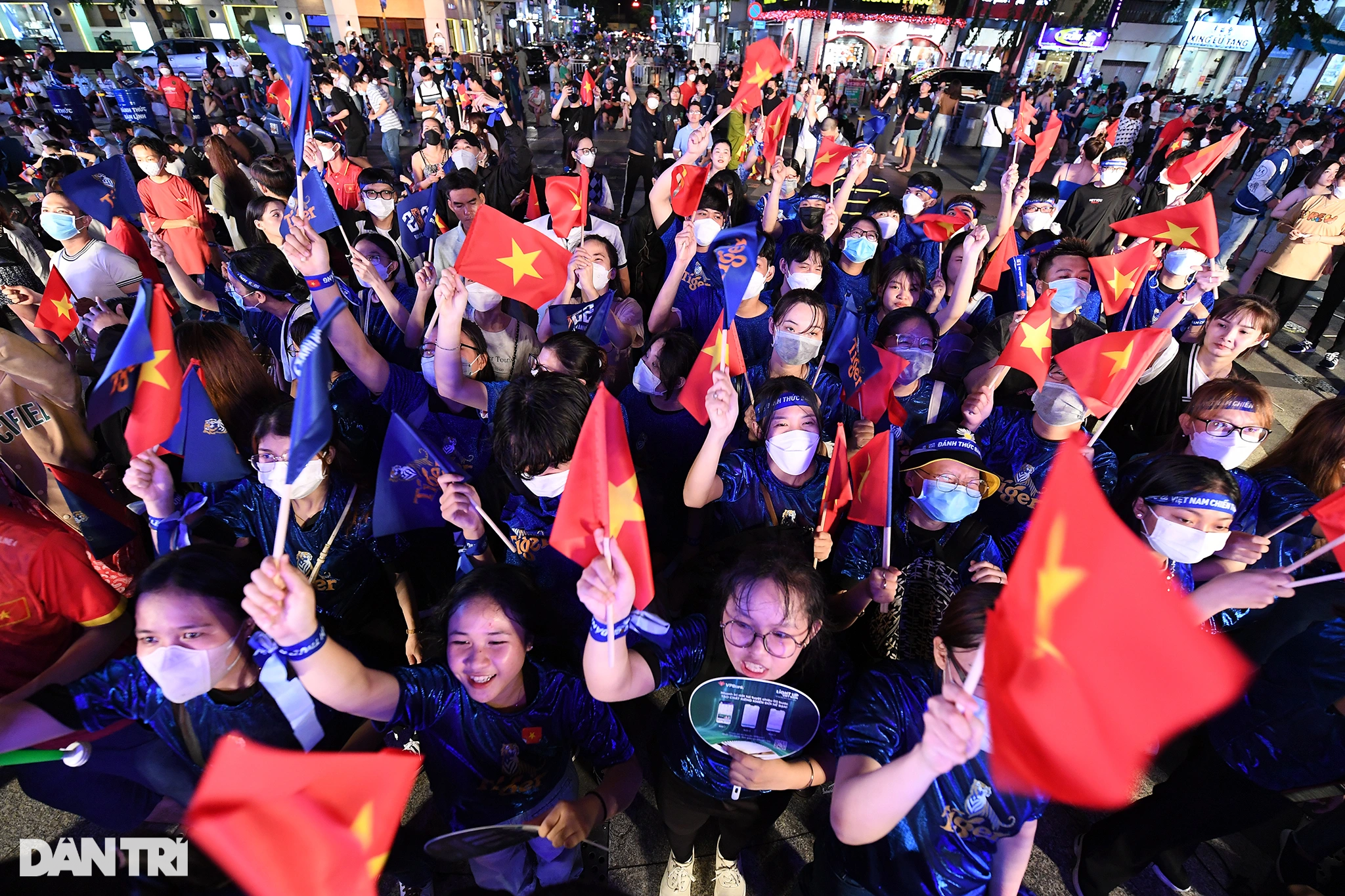 Hàng nghìn cổ động viên TPHCM đội mưa ăn mừng chiến thắng của U23 Việt Nam - 7 Hàng nghìn cổ động viên TPHCM đội mưa ăn mừng chiến thắng của U23 Việt Nam - 7