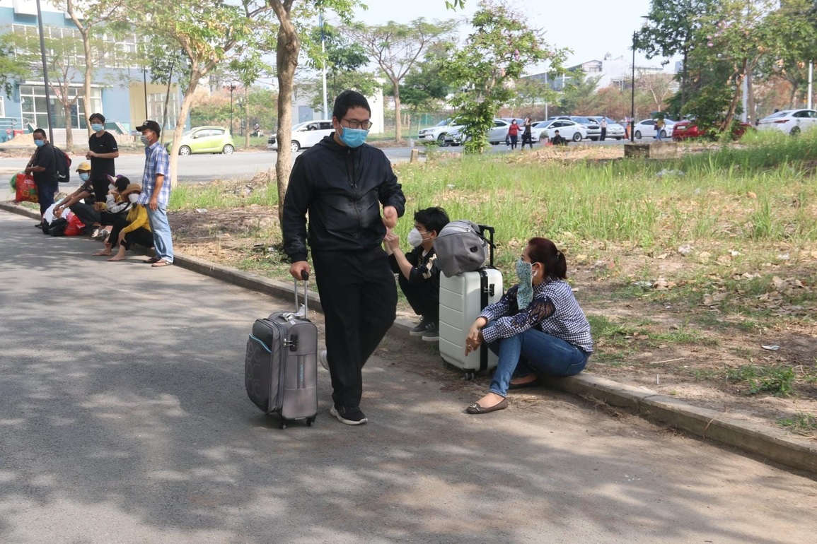 Sinh viên TPHCM chết lặng ngày trở lại ký túc xá - 1 Sinh viên TPHCM chết lặng ngày trở lại ký túc xá - 1