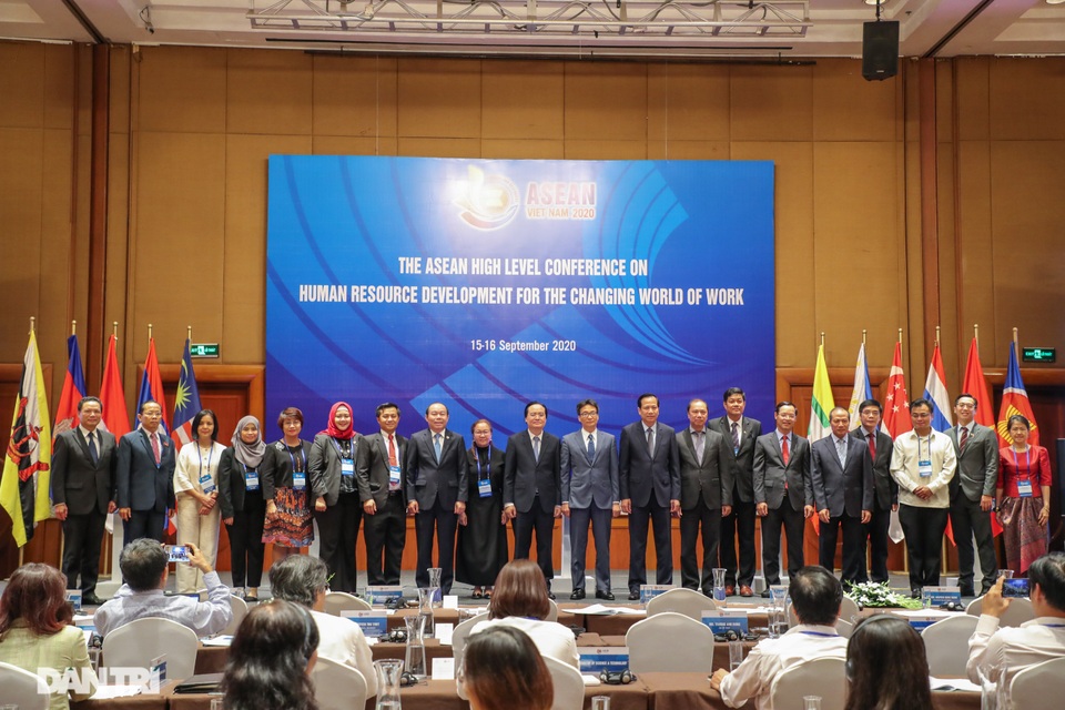 Bộ trưởng Đào Ngọc Dung: Thế giới việc làm đang thay đổi không ngừng - 4 Bộ trưởng Đào Ngọc Dung: Thế giới việc làm đang thay đổi không ngừng - 4