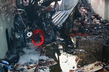 Cháy lớn gây sập nhà, 4 người thoát nạn