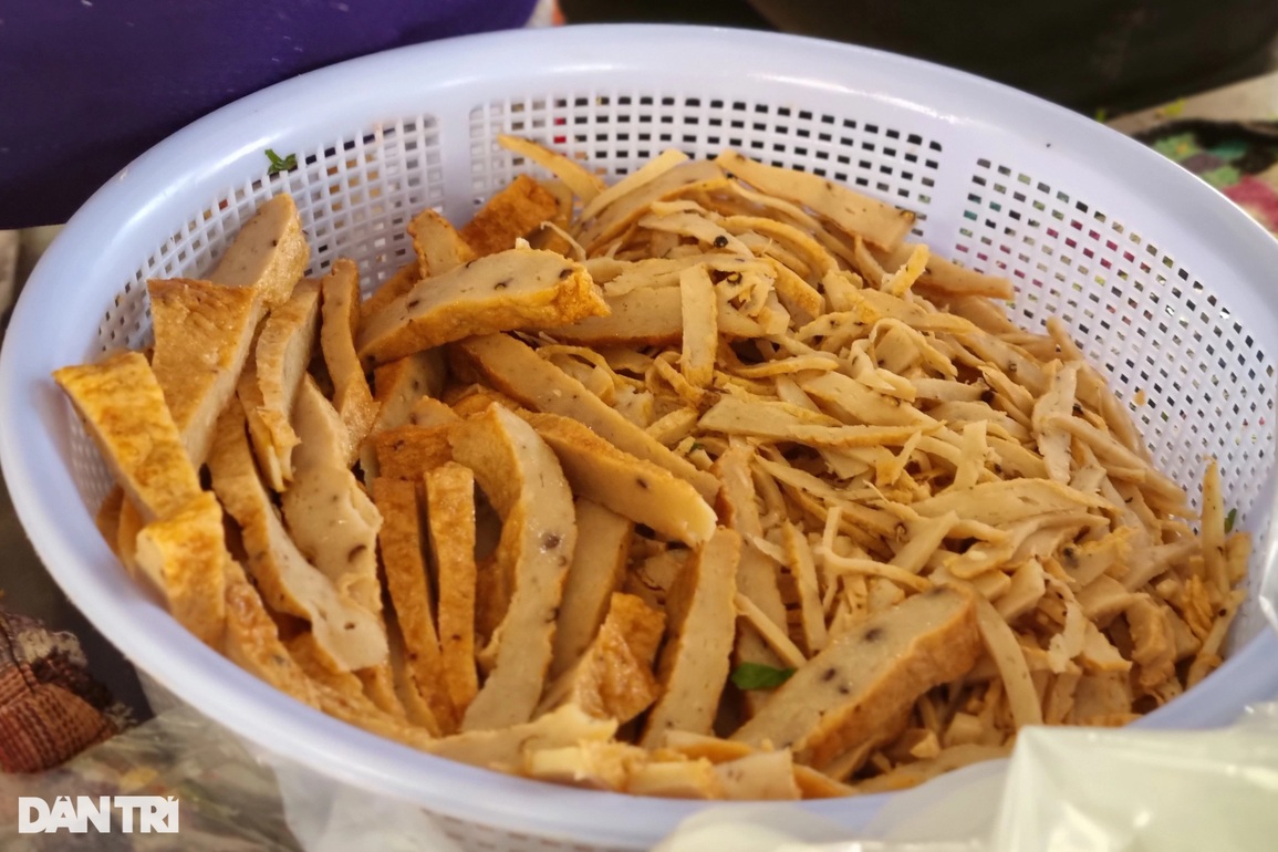 Lạ lùng quán bánh canh ruộng khách tự phục vụ, mỗi chiều bán cả nghìn tô - 4 Lạ lùng quán bánh canh ruộng khách tự phục vụ, mỗi chiều bán cả nghìn tô - 4