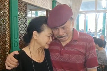 Trần Tiến ôm chặt Khánh Ly, rơi nước mắt trong ngày hội ngộ