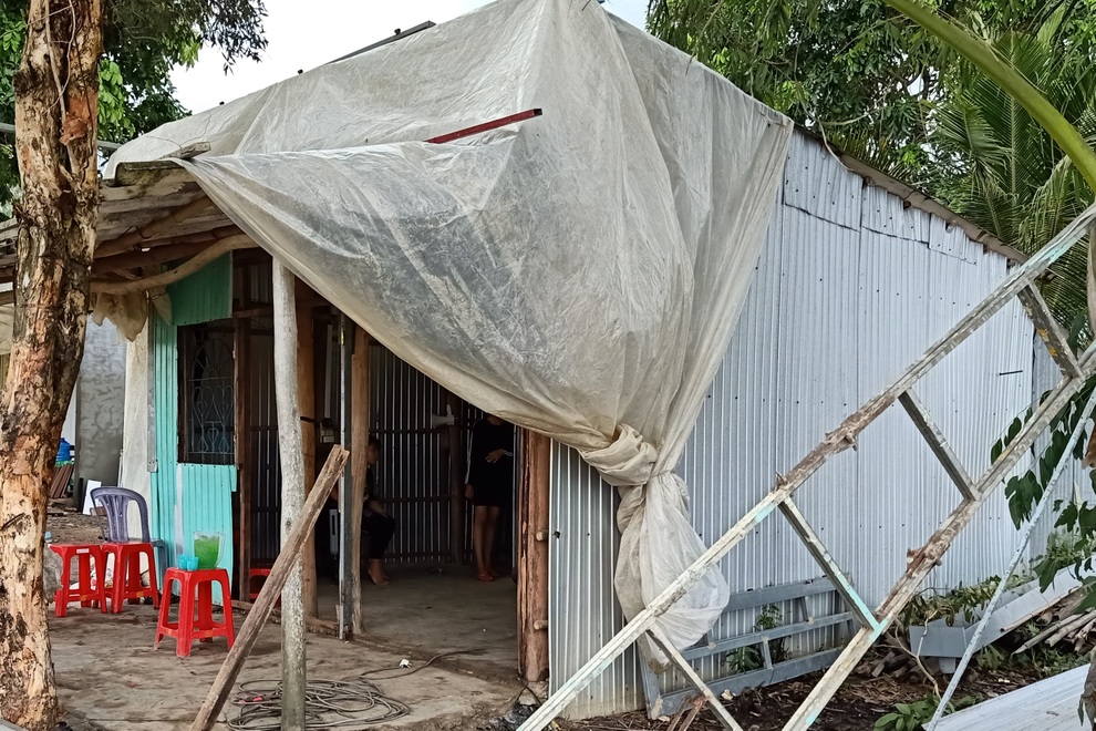 Xót xa cảnh hai đứa trẻ mồ côi, bơ vơ khát thèm một hộp sữa - 3 Xót xa cảnh hai đứa trẻ mồ côi, bơ vơ khát thèm một hộp sữa - 3