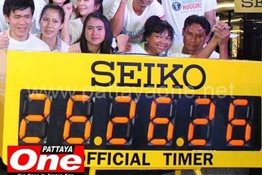 26 cặp đôi cùng phá kỷ lục ôm