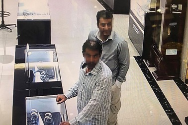 Hai khách nước ngoài vờ mua hàng rồi trộm đồng hồ vàng hơn 200 triệu đồng