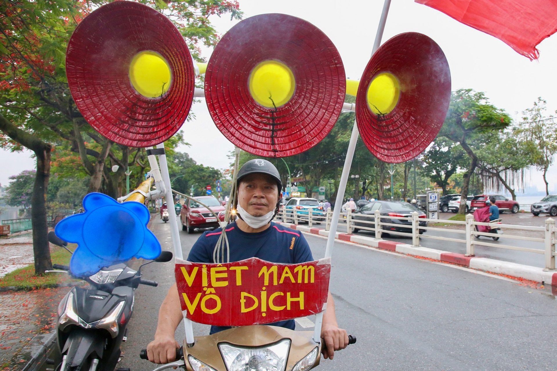 Người hâm mộ đội mưa múa lân, bưng mâm lễ hết mình cổ vũ tuyển U23 Việt Nam - 10