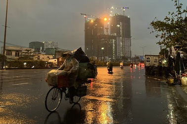 TPHCM mưa rào buổi tối, người đi đường đề phòng lốc, sét