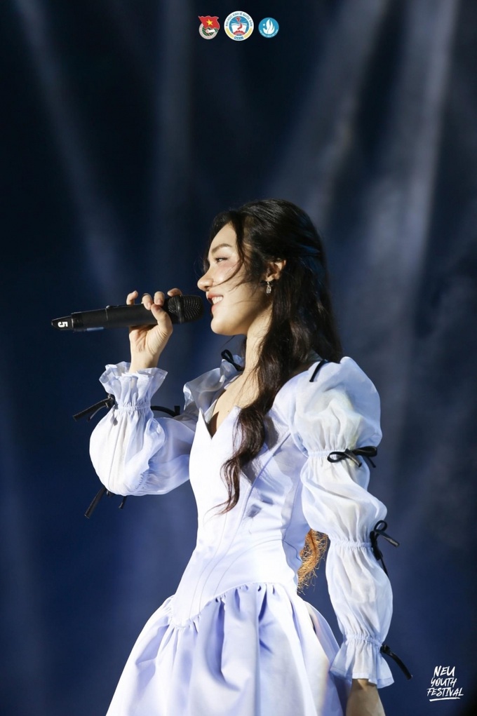 Ca sĩ Hoàng Duyên biểu diễn tại chương trình.
