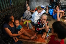 Người dân chạy lũ khi một số khu dân cư ven sông Hồng ở Hà Nội ngập sâu