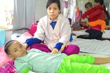 Bị chồng bỏ rơi, người vợ trẻ oằn mình nuôi con và cha bạo bệnh