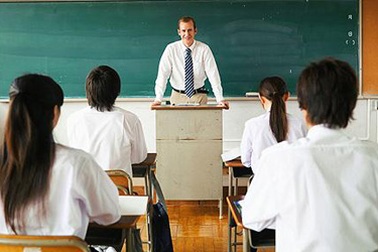 Anh: Phụ huynh bị phạt tù vì con trốn học