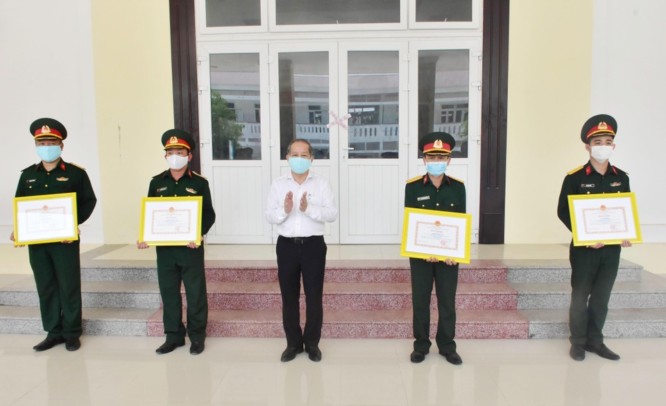 Chủ tịch tỉnh cùng ăn suất cơm 20.000 đồng của khu cách ly tập trung - 5 Chủ tịch tỉnh cùng ăn suất cơm 20.000 đồng của khu cách ly tập trung - 5