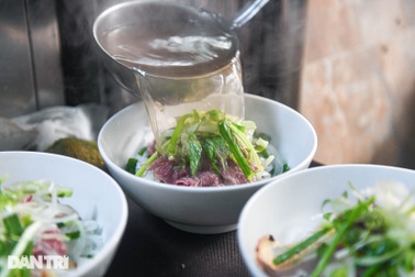 Quán phở hơn 30 năm bán phần lõi bò đắt đỏ, khách đến muộn là hết phần