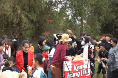 Trai, gái ném nhau bằng cà chua lấy may ở phiên chợ độc nhất xứ Thanh