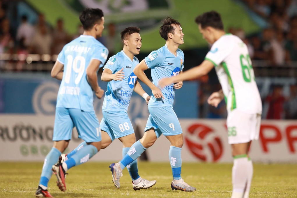Văn Toàn ghi bàn thắng đầu tiên cho CLB Nam Định - 1