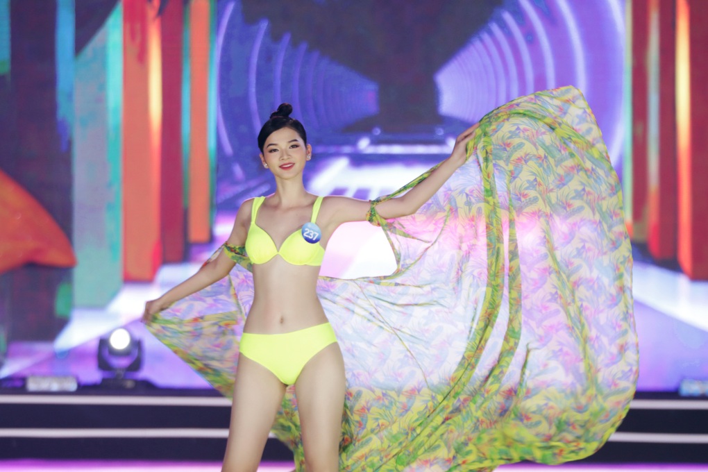 Top 5 Người đẹp biển Miss World Vietnam mặc bikini gợi cảm, ứng xử ấp úng - 4 Top 5 Người đẹp biển Miss World Vietnam mặc bikini gợi cảm, ứng xử ấp úng - 4