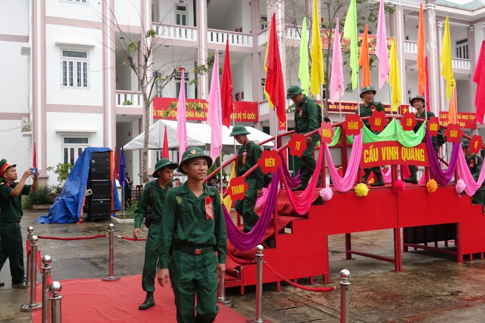 Sáng nay hàng nghìn tân binh lên đường nhập ngũ - 10 Sáng nay hàng nghìn tân binh lên đường nhập ngũ - 10