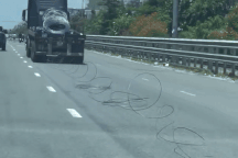 Thép từ trên rơ-móoc rải xuống đường khi xe đang chạy