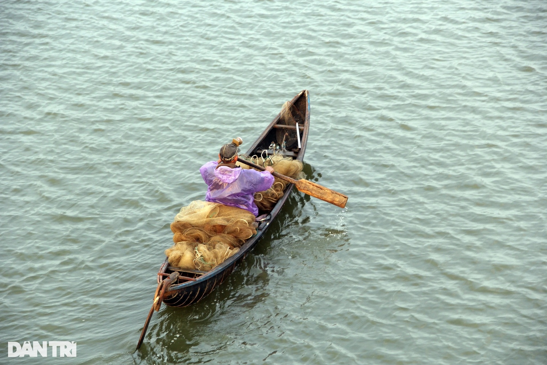 Sau lũ, dân chong đèn săn tôm đất, kiếm nửa triệu đồng ngày giáp Tết - 13 Sau lũ, dân chong đèn săn tôm đất, kiếm nửa triệu đồng ngày giáp Tết - 13