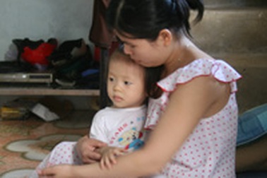 Đình chỉ bảo mẫu có hành vi đánh cháu bé 16 tháng tuổi