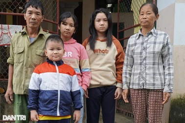 Thương người phu hồ già oằn mình xách vữa nuôi vợ bạo bệnh cùng 3 cháu nội