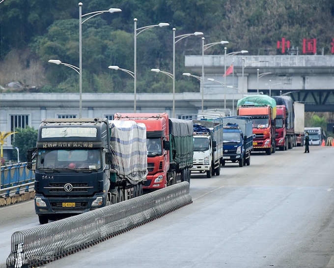 Hàng trăm xe nông sản vẫn ùn ở cửa khẩu - Ảnh 1. Hàng trăm xe nông sản vẫn ùn ở cửa khẩu - Ảnh 1.