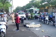 Bà bán xôi dạo chết thương tâm dưới bánh xe tải