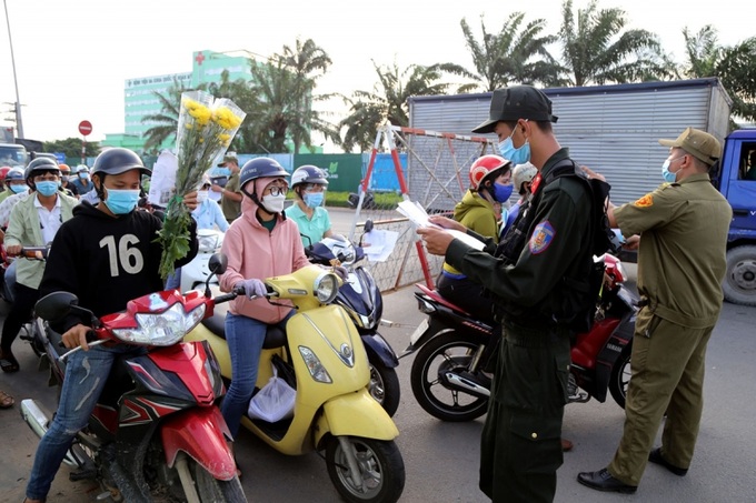 Người dân vất vả trong hành trình về quê mùa dịch.