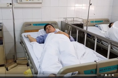 Vụ xe cứu hỏa tông xe khách: Xe sập xuống, có chiến sĩ văng khỏi xe!