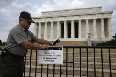 Chính phủ Mỹ đóng cửa một phần, hàng triệu người có thể làm không lương