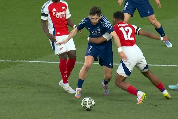 Trọng tài phán xử đầy tranh cãi, khiến Arsenal và PSG chịu ấm ức - 1