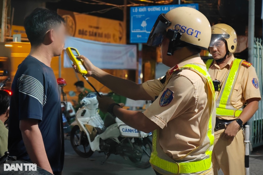 Vi phạm nồng độ cồn, tài xế ở TPHCM đòi bỏ xe vì không có tiền đóng phạt - 1 Vi phạm nồng độ cồn, tài xế ở TPHCM đòi bỏ xe vì không có tiền đóng phạt - 1