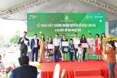 TNR GoldSilk Complex chính thức bàn giao sổ đỏ cho cư dân