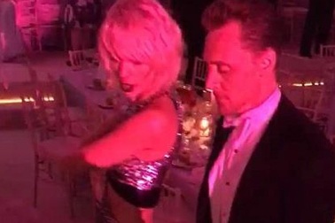Taylor Swift lộ ảnh nhảy nhót “tung trời” cùng “Loki” Tom Hiddleston