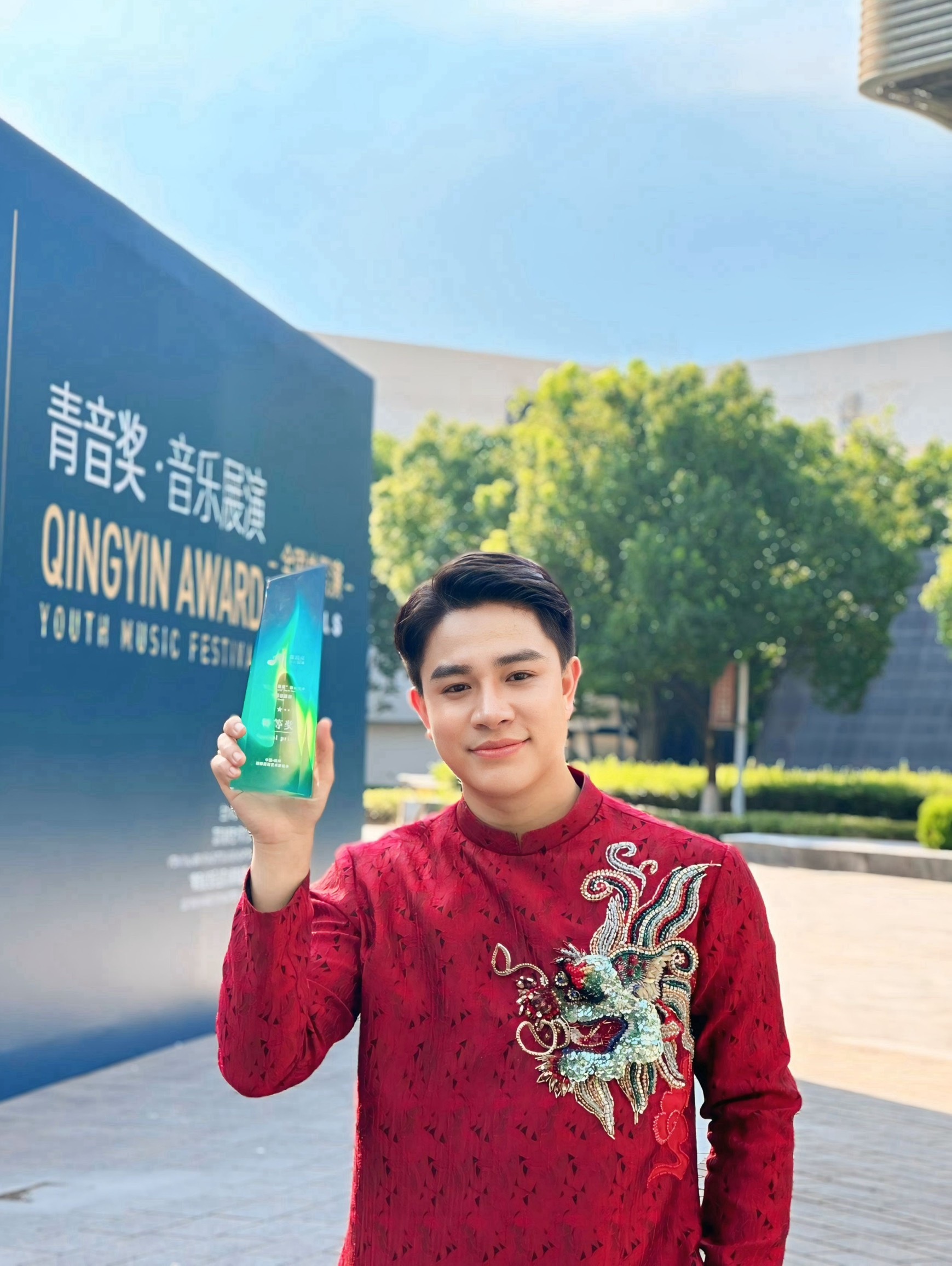 Tran Tung Anh memenangi hadiah istimewa dalam peraduan untuk mencari bakat muzik muda - 2 Trần Tùng Anh đoạt giải đặc biệt cuộc thi tìm kiếm tài năng âm nhạc trẻ - 2