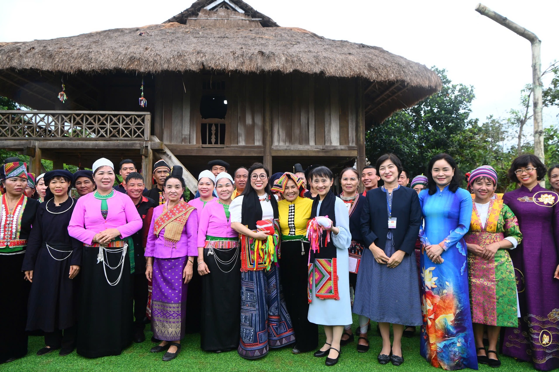 Phu nhân Bích Trân và phu nhân Thủ tướng Nhật cùng múa xòe Thái, ném còn - 11 Phu nhân Bích Trân và phu nhân Thủ tướng Nhật cùng múa xòe Thái, ném còn - 11