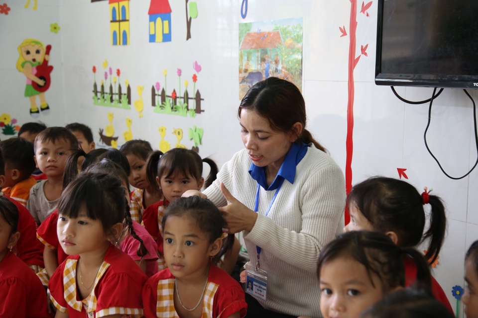 Cô giáo 9x người Hrê cõng từng học sinh qua sông để trở về nhà - 3 Cô giáo 9x người Hrê cõng từng học sinh qua sông để trở về nhà - 3