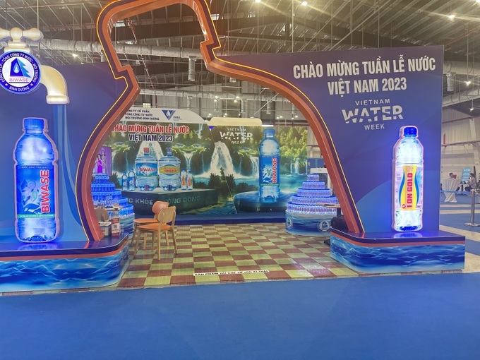 Tuần lễ còn tổ chức triển lãm sản phẩm và công nghệ ngành nước và môi trường với gần 200 gian hàng trưng bày các vật tư thiết bị và công nghệ tiên tiến đến từ 15 quốc gia.