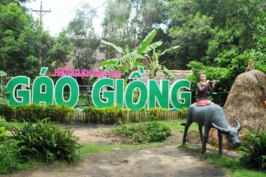 Đến Gáo Giồng, say lòng với món cá lóc nướng, gói lá sen non