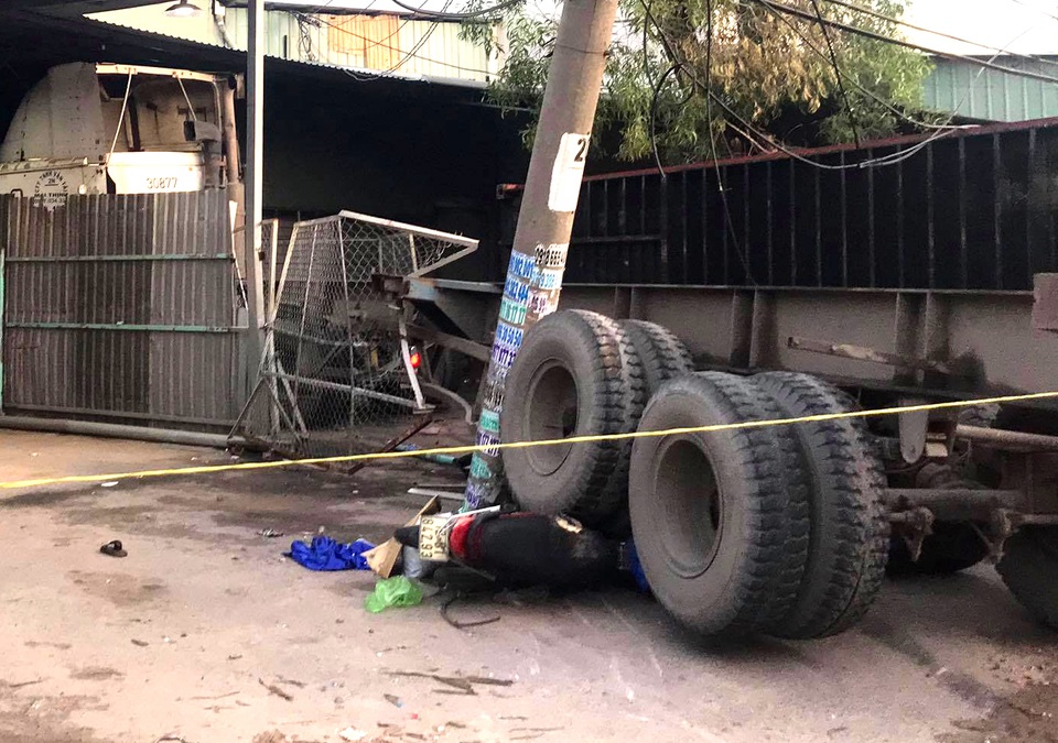 Xe container “đại náo” đường phố, 1 người bị thùng xe rơi xuống đè chết - 3 Xe container “đại náo” đường phố, 1 người bị thùng xe rơi xuống đè chết - 3