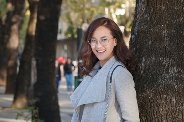 Khánh Ngân giản dị dạo phố ở Albania sau khi trở thành Hoa hậu