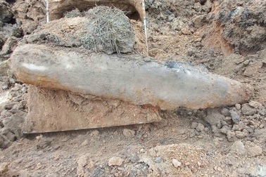 Quả bom còn nguyên kíp nổ, có sức công phá mạnh nằm dưới sân bóng