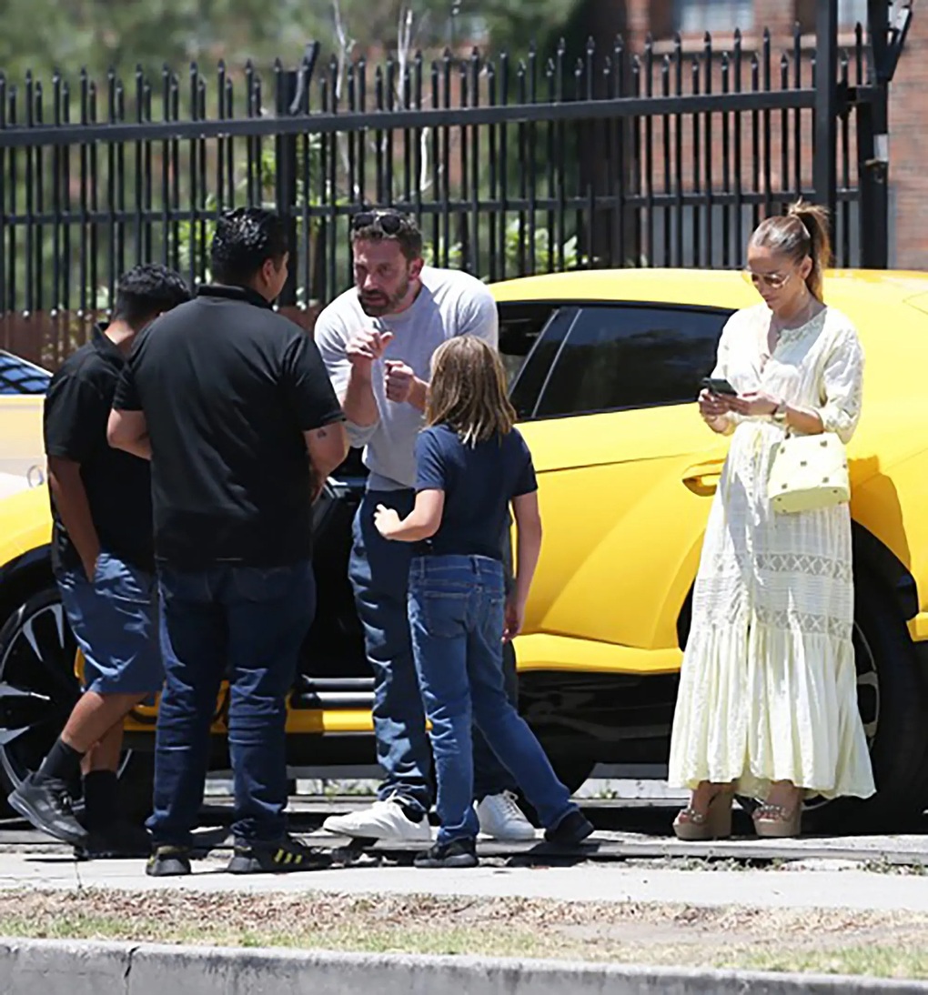 Được cha cho thử cầm lái, con trai 10 tuổi của Ben Affleck va quệt xế sang - 4 Được cha cho thử cầm lái, con trai 10 tuổi của Ben Affleck va quệt xế sang - 4