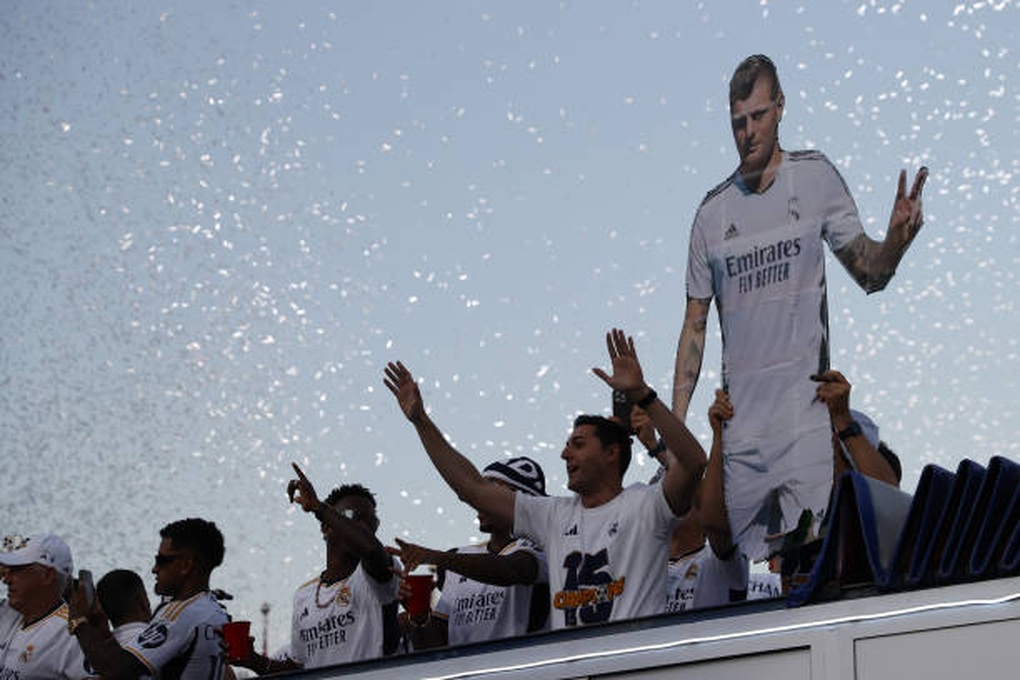 Biển người đổ ra đường ăn mừng cúp vô địch Champions League của Real Madrid - 11 Biển người đổ ra đường ăn mừng cúp vô địch Champions League của Real Madrid - 11