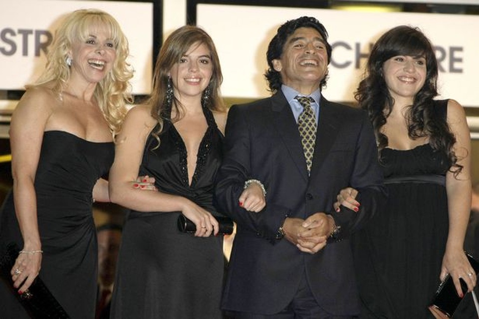 Bạn thân tiết lộ trên sóng truyền hình việc Maradona có thêm hai con rơi - 2 Bạn thân tiết lộ trên sóng truyền hình việc Maradona có thêm hai con rơi - 2