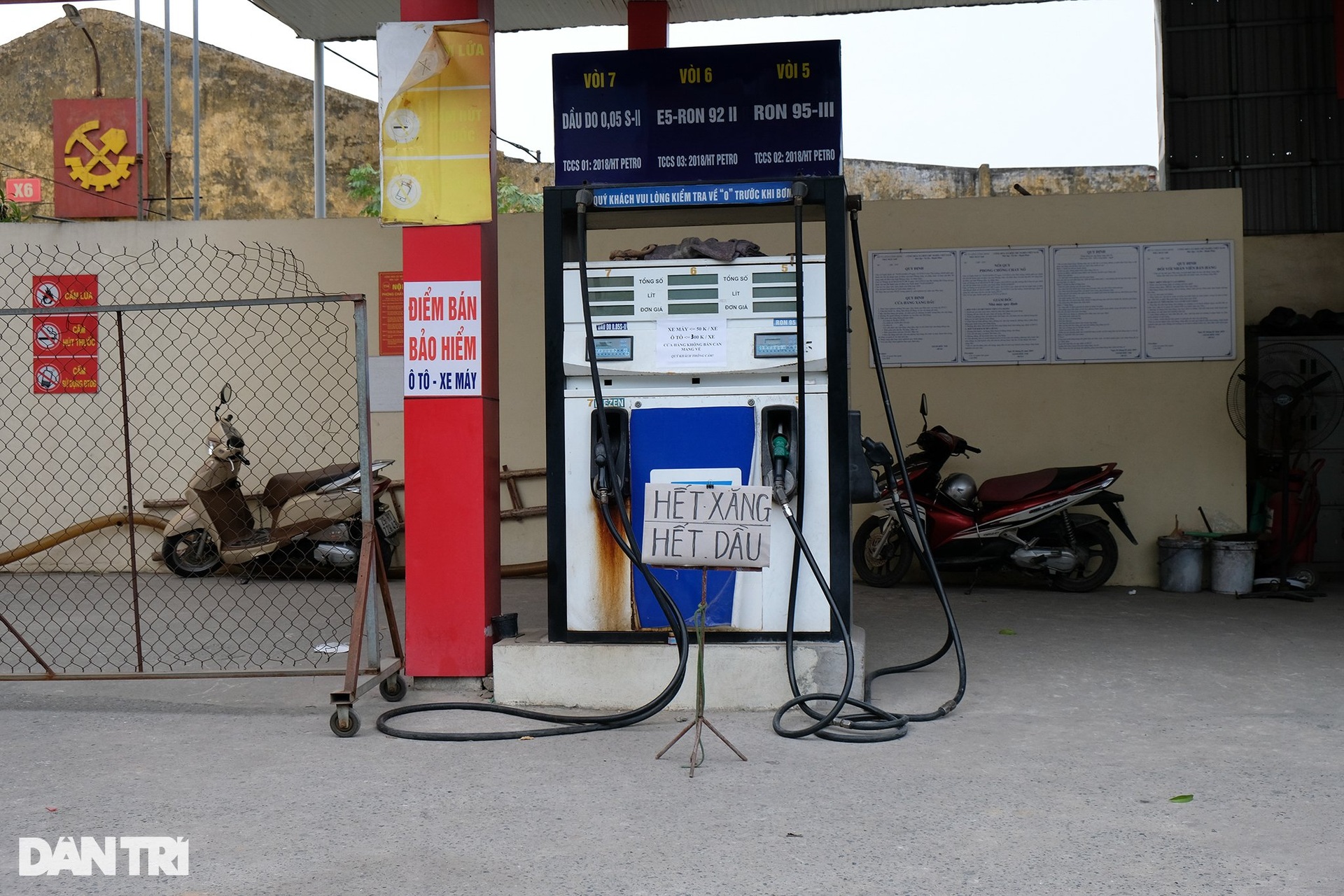 Mặc kệ giá xăng tăng, nhiều cây xăng ở Hà Nội vẫn đóng cửa im lìm - 8 Mặc kệ giá xăng tăng, nhiều cây xăng ở Hà Nội vẫn đóng cửa im lìm - 8