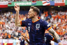 Siêu dự bị cứu nguy, Hà Lan giành chiến thắng quý giá