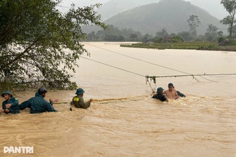 Bộ Chính trị lập 5 đoàn công tác, phân các địa phương chi viện miền Trung